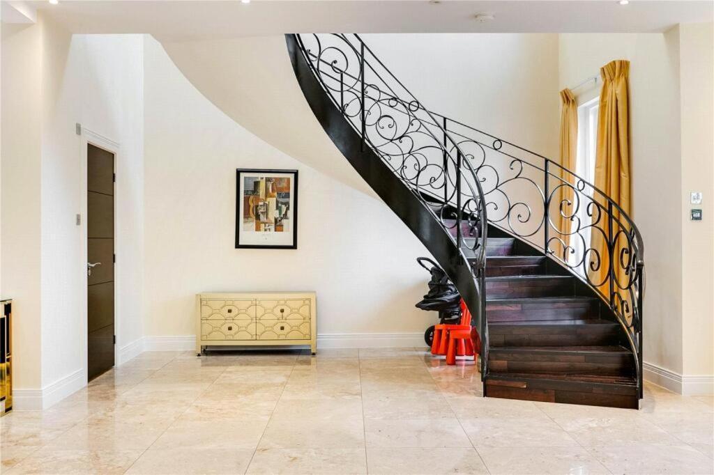 Luxury House * London